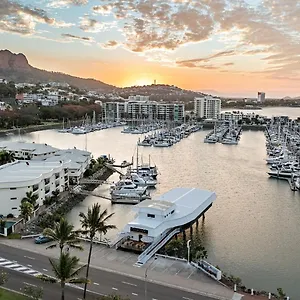 Capsule hotel The Pier Pods On The Water- 50m From Bus Terminal And Ferry Terminal, Townsville